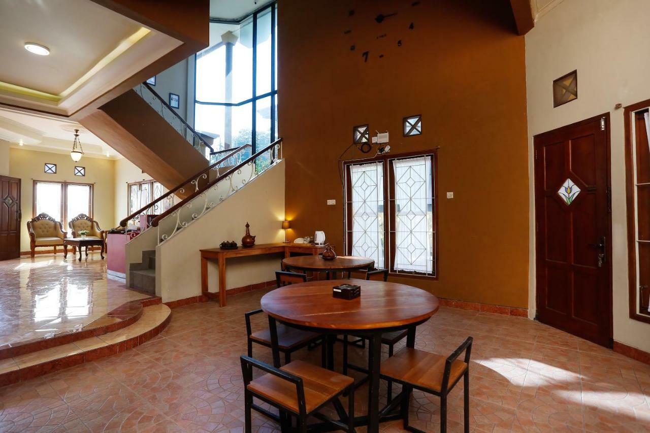Oyo 1072 Kampung Condro Wulan Guesthouse Maguwo Екстериор снимка