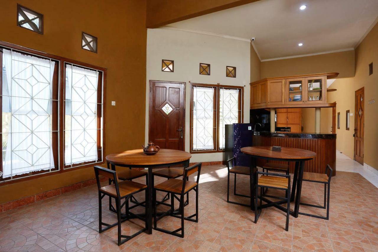 Oyo 1072 Kampung Condro Wulan Guesthouse Maguwo Екстериор снимка