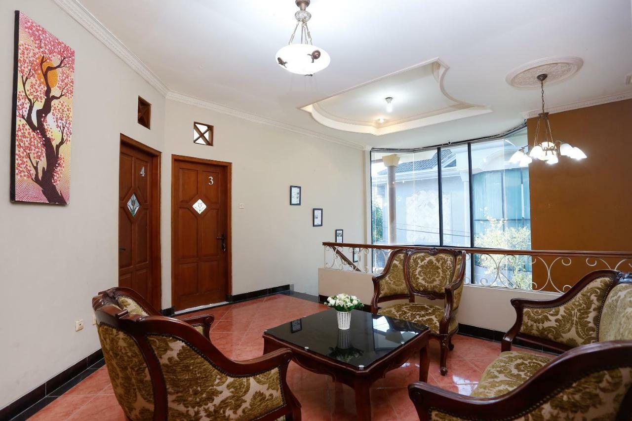 Oyo 1072 Kampung Condro Wulan Guesthouse Maguwo Екстериор снимка
