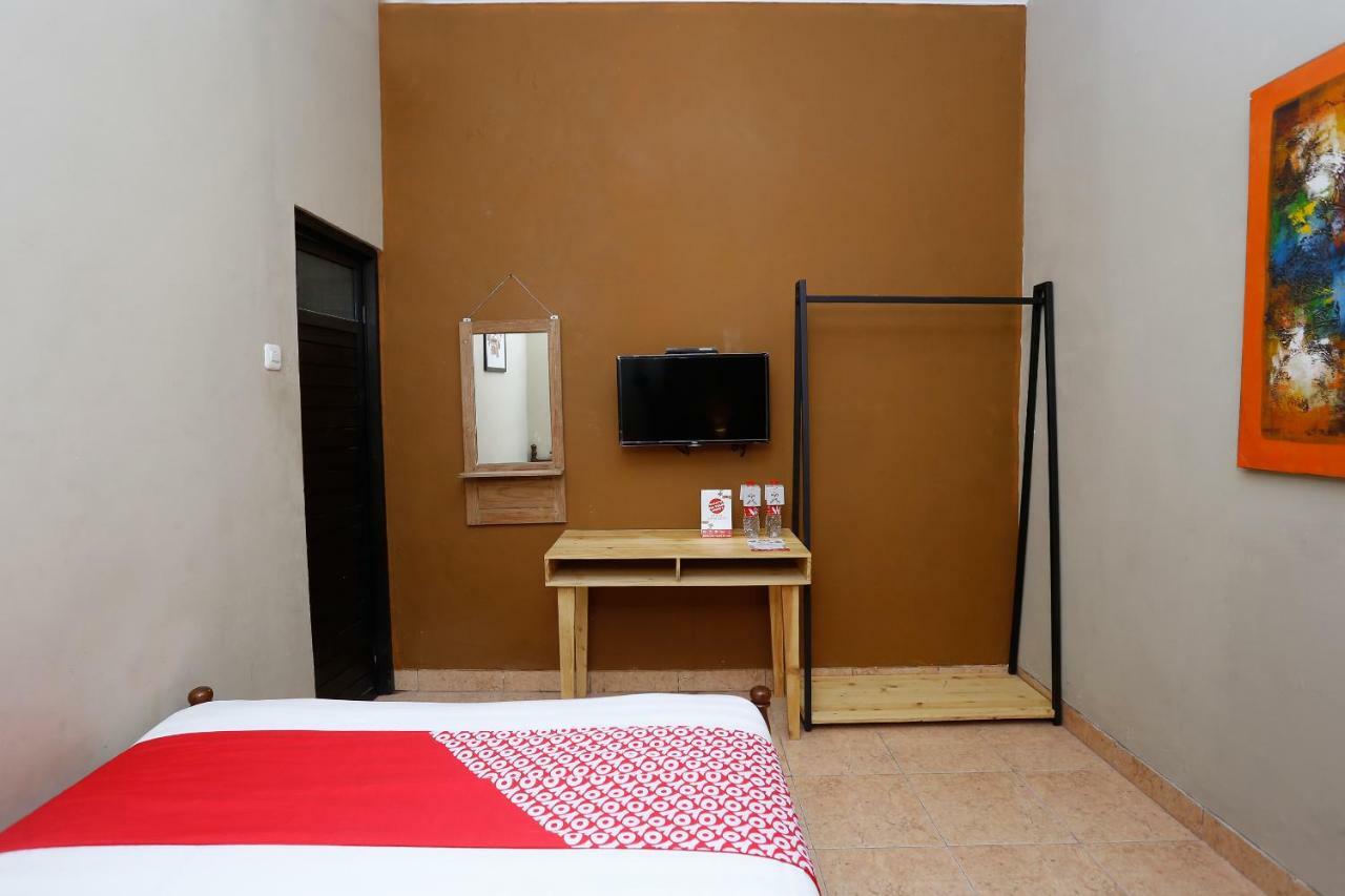 Oyo 1072 Kampung Condro Wulan Guesthouse Maguwo Екстериор снимка